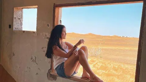 Una chica en el pueblo fantasma de Al Madam en Sharjah. (Instagram)