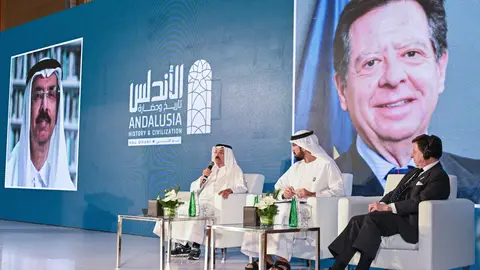El embajador español en Emiratos, junto a Mohammed Al Murr y Omar Obaid, en la presentación del ciclo sobre Al Andalus en Abu Dabi (Foto: agencia WAM)