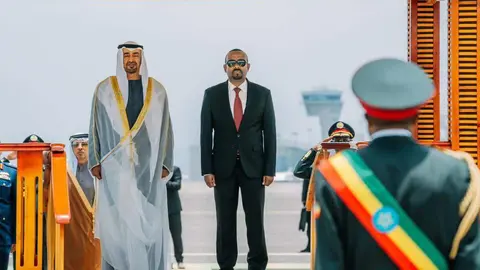 El presidente de Emiratos junto al primer ministro etíope en el Aeropuerto de Adis Abeba. (Twitter)
