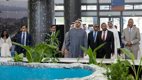 El presidente de EAU en el centro de la imagen durante la exhibición en Etiopía. (WAM)