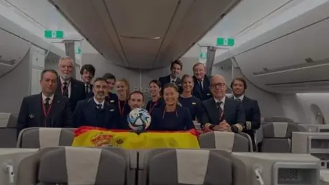 La tripulación de Iberia a cargo del vuelo IBE2813. (Web de Iberia)