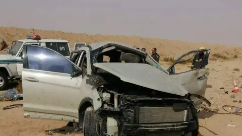 Estado en el que quedó el vehículo de la familia tras el accidente. (Al Arabiya)