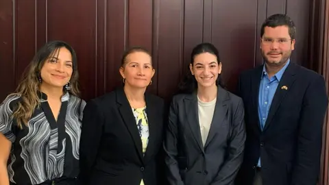 De izquierda a derecha el embajador de Colombia en Emiratos, Miguel Merlano, jefe de la Oficina Consular, Shery Fakih Name, la presidente de la Asociación de Colombianos residentes en Abu Dhabi, Yolanda Cepeda y la vicepresidenta de la Asociación, Marcela Tabares. (Cedida)