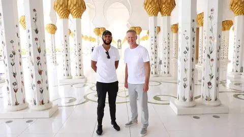 Miembros de la selección de baloncesto de EEUU en la Gran Mezquita de Abu Dhabi. (WAM)
