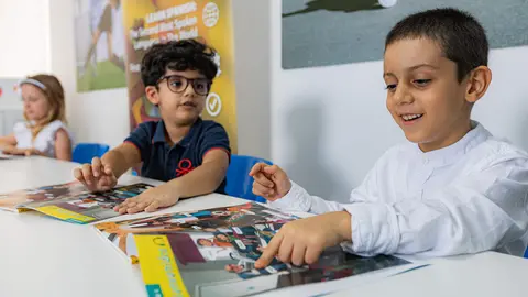 NIños en una clase de español en UCAM Dubai.