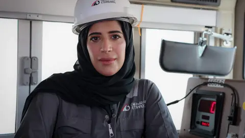 Sara Al Mazrouei, la primera capitana de tren emiratí. (WAM)