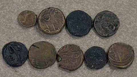 Las monedas encontradas en el emirato de Sharjah. (Fuente externa)