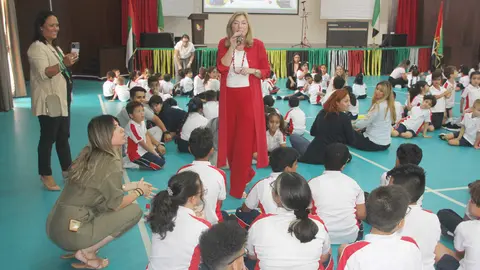 La directora de The Spanish School of Abu Dhabi, Eva Sánchez, se dirige a los alumnos. (EL CORREO)