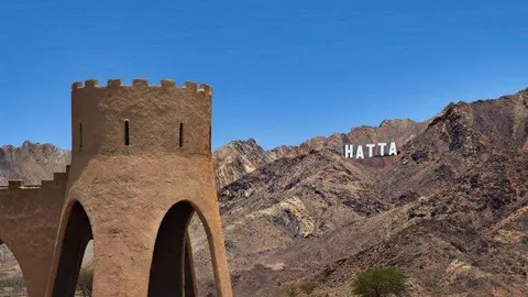 El cartel de Hatta en la ciudad del emirato de Dubai. (Twitter)