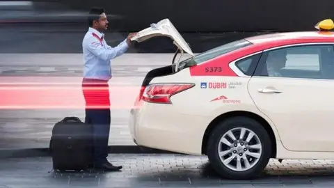 Una imagen de un taxista en Dubai. (RTA)