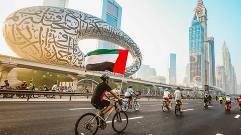 Carrera ciclista por el centro de la ciudad en una edición del Dubai Fitness Challenge. (WAM)