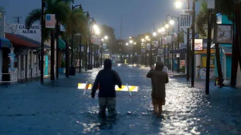 Calles inundadas tras el paso del huracán en Tarpon Springs, Florida. (Fuente externa)