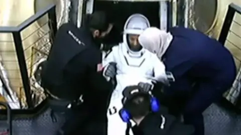 Llegada del astronauta emiratí a Tierra. (Twitter)