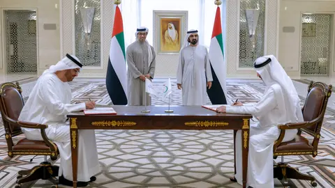 Un momento de la firma del acuerdo ante el gobernante de Dubai y el ministro de la Corte Presidencial. (WAM)