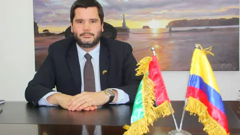 Luis Miguel Merlano Hoyos, nuevo embajador de Colombia en Emiratos Árabes Unidos, en su despacho de Abu Dhabi. (EL CORREO)