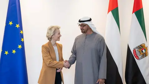El presidente de EAU y la jefa de la Comisión Europea este jueves en Abu Dhabi. (WAM)