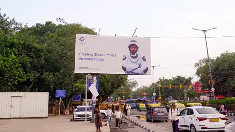 El cartel del astronauta emiratí en Nueva Delhi, sede de la cumbre del G-20. (WAM)
