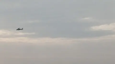 Un helicóptero sobrevuela aguas de EAU. (EL CORREO)