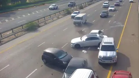 Una captura de pantalla de un accidente difundido por la Policía de Abu Dhabi.