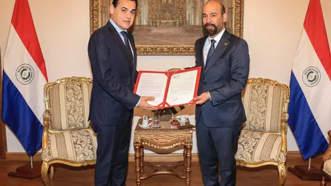 A la izquierda el canciller de Paraguay junto al embajador emiratí. (Gobierno de Paraguay)