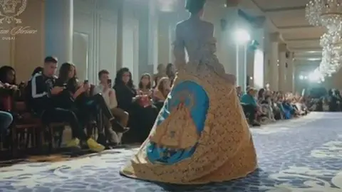 El vestido homenaje a la Virgen de la Caridad del Cobre en el Palazzo Versace de Dubai. (Fuente externa)