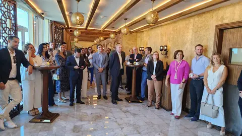 Asistentes al desayuno en el hotel Dukes de La Palmera de Dubai. (Cedida)