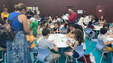 Numeros niños participaron en el taller de piñatas mexicanas. (EL CORREO)