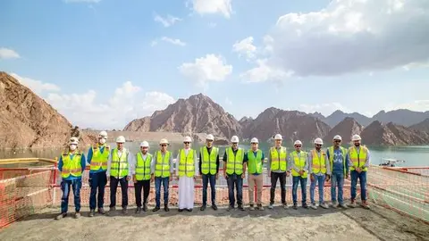 Trabajadores de DEWA en la presa de Hatta. (Twitter)
