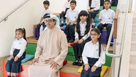 El jeque Mansour visita un colegio. (WAM)
