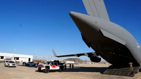 La ayuda emiratí en el aeropuerto de Bengasi. (WAM)