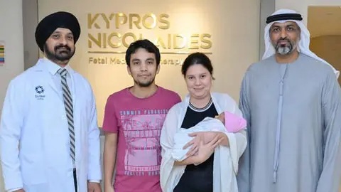 El bebé milagro junto a sus padres y los médicos. (WAM)