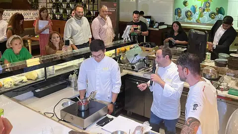Masterclass en Dubai con carne de ave española a cargo Óscar Calleja, chef con estrella Michelin.(@avianza_org)