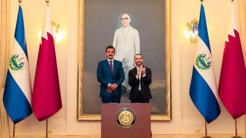 El presidente de El Salvador junto al emir de Qatar en Casa Presidencial.