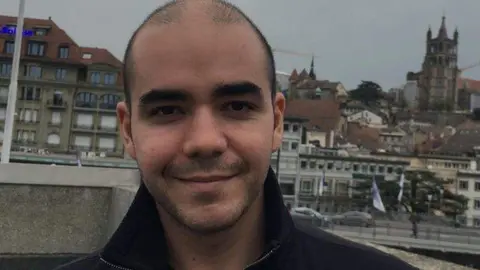 Una imagen de Amant Josifi que supuestamente estafó a 17.000 personas. (Twitter)