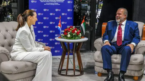 La ministra de Cambio Climático de EAU durante su encuentro con el primer ministro cubano. (Twitter)