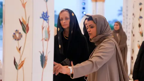 A la izquierda de la imagen la embajadora de EEUU en EAU en la Gran Mezquilta. (WAM)