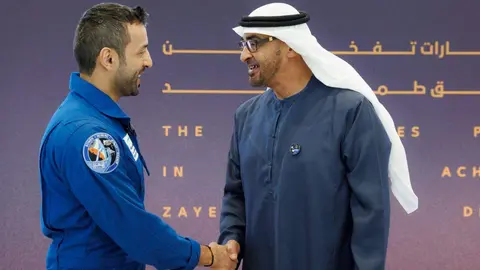 El presidente de EAU da la bienvenida al astronauta en Abu Dhabi. (Twitter)