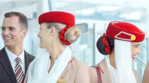 Personal de cabina de la aerolínea de Dubai Emirates. (Web Emirates)