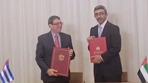 Los ministros de Exteriores de Emiratos Árabes y Cuba tras la firma del memorando. (Twitter)