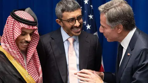 De izquierda a derecha, los cancilleres de EEUU, EAU y Arabia Saudita en Naciones Unidas este martes. (Tiwtter)