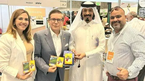 Representantes de café Galápagos en Doha. (Twitter)