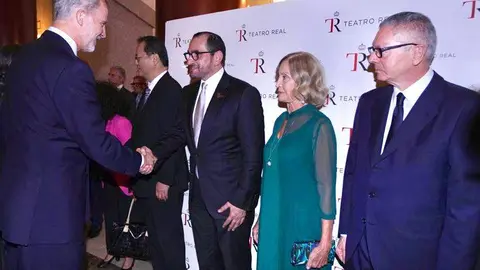 El embajador de EAU en España saluda al rey de España. (Twitter)