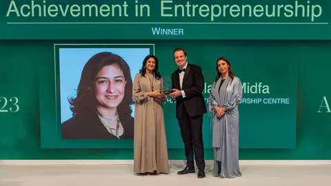 Najla Al Midfa recibe el premio a la Mujer árabe de negocios. (WAM)