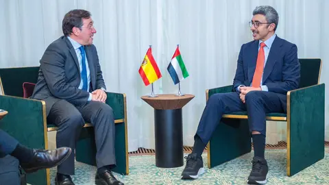 Los ministros de Exteriores de Emiratos (izquierda) y España durante la reunión en la ONU. (Twitter)