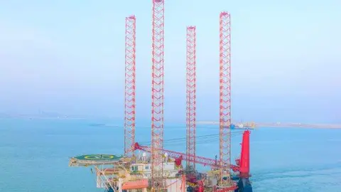 Una imagen de una plataforma de Adnoc en Abu Dhabi. (WAM)