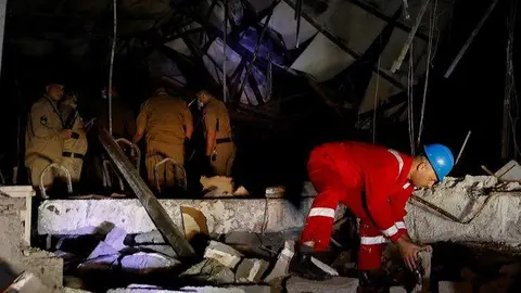 ‏Bomberos buscan supervivientes en el salón de bodas de Irak. (X)
