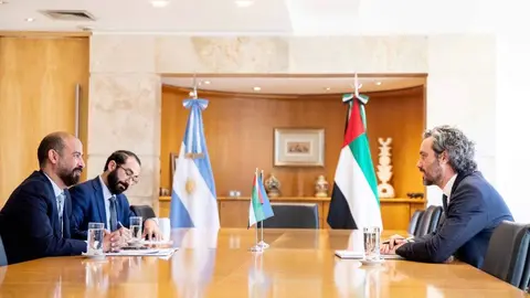 A la izquierda el canciller argentino frente al embajador emiratí. (Twitter)