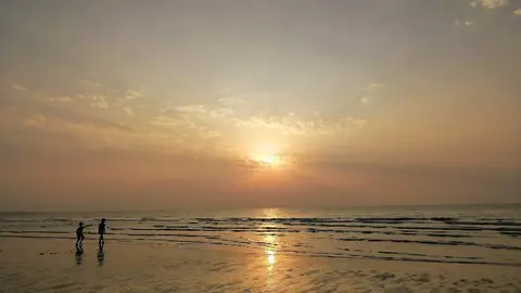 Atardecer en una playa de Emiratos. (EL CORREO)