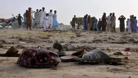 El lugar donde ocurrió uno de los atentados en Pakistán. (Twitter)