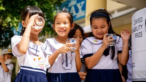 Niñas beben agua potable en Vietnam. (WAM)
